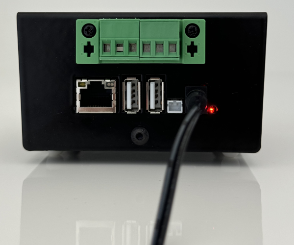 Box 2 conectado mediante su adaptador de alimentación